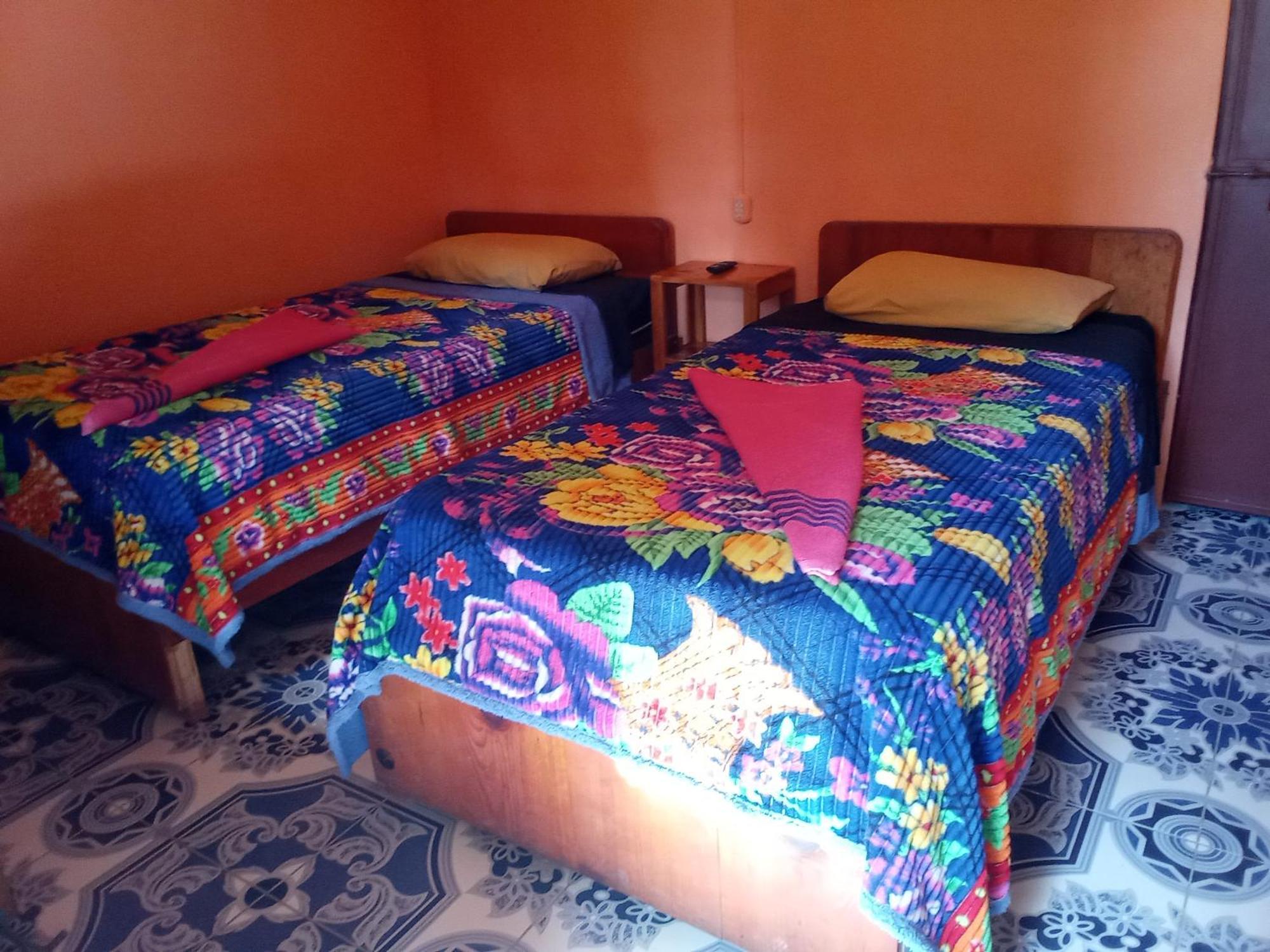 Hospedaje Santo Domingo Panajachel Bagian luar foto