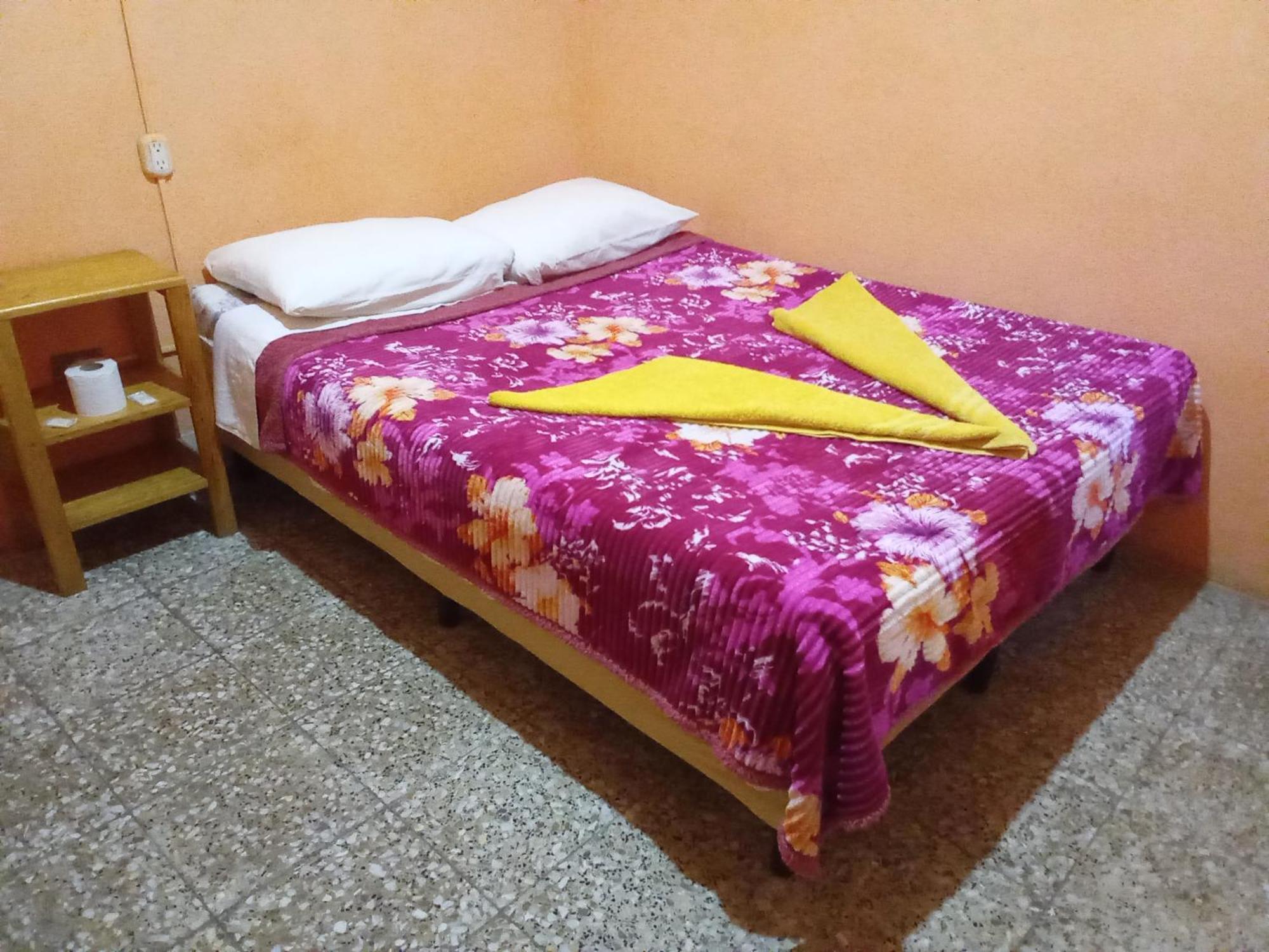 Hospedaje Santo Domingo Panajachel Bagian luar foto