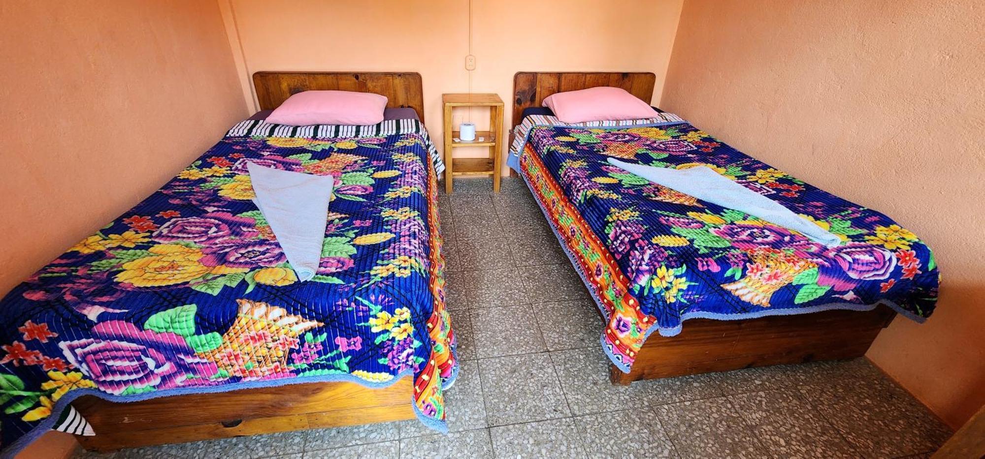 Hospedaje Santo Domingo Panajachel Bagian luar foto
