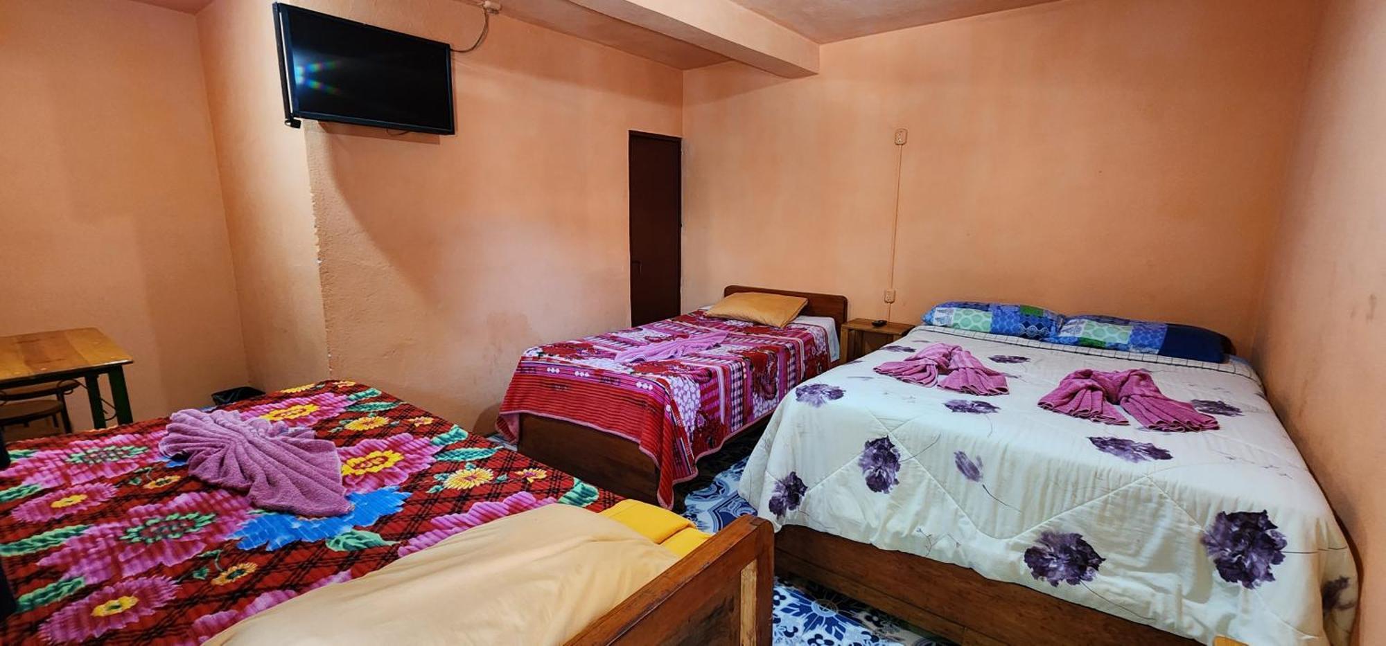 Hospedaje Santo Domingo Panajachel Bagian luar foto