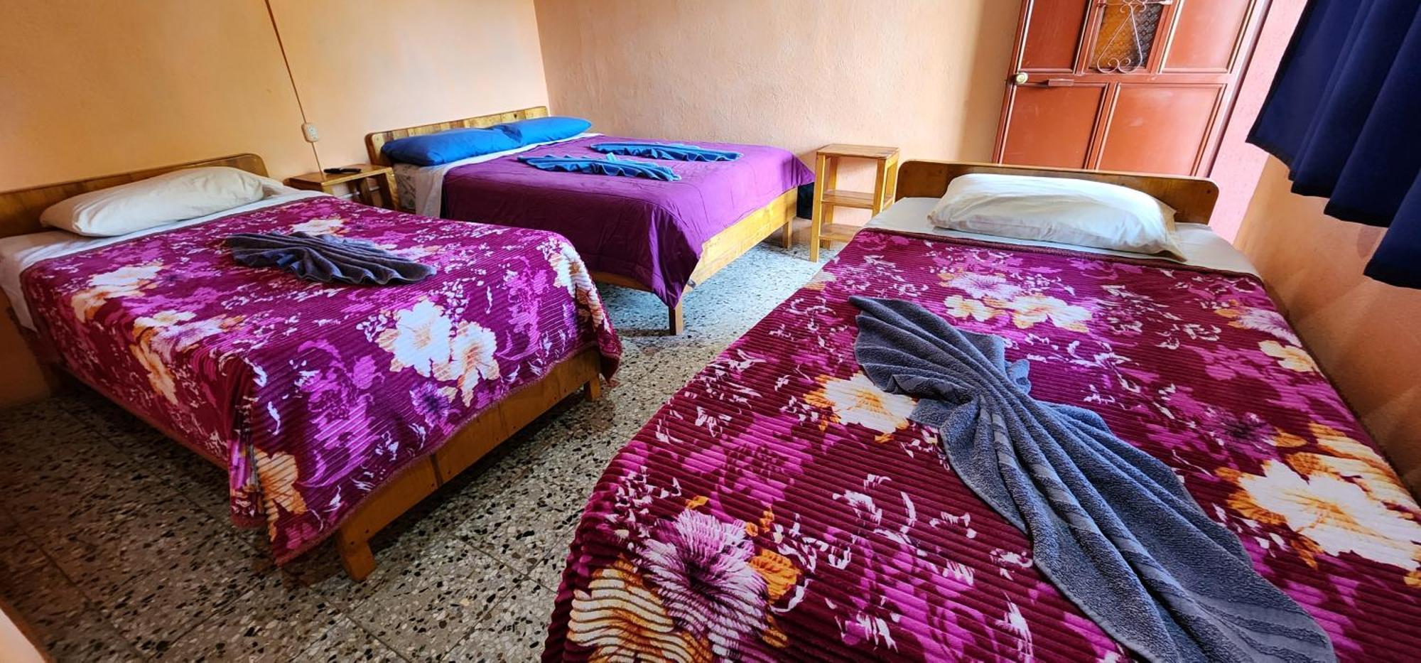 Hospedaje Santo Domingo Panajachel Bagian luar foto