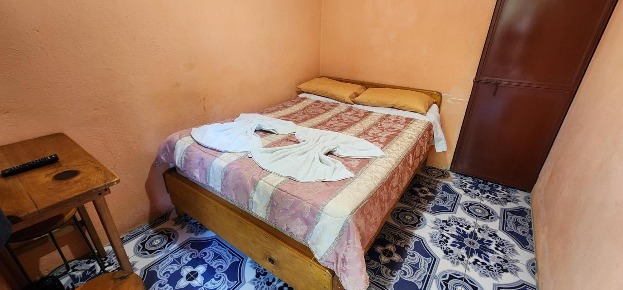 Hospedaje Santo Domingo Panajachel Bagian luar foto